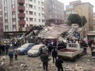 Под завалами в Стамбуле нашли выжившую девочку