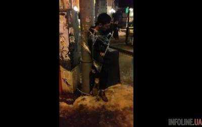 Самосуд в центре Киева: на Майдане под «Слава Украине» избивали привязанного к столбу парня.Видео