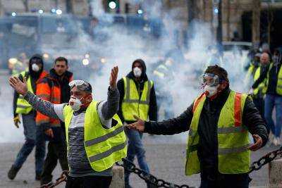 В Париже во время столкновений с полицией одному из "желтых жилетов" оторвало руку