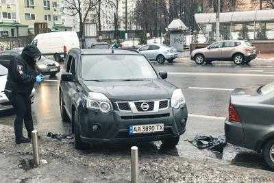 В Киеве люди в масках напали на Nissan X-Trail. Видео