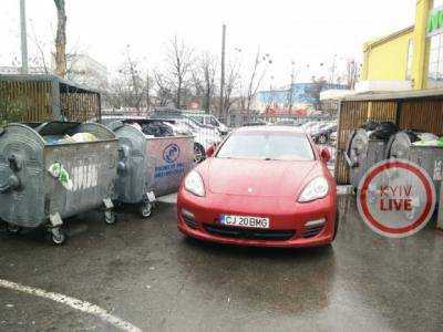 В Киеве на свалку выбросили Porsche Panamera на евробляхе