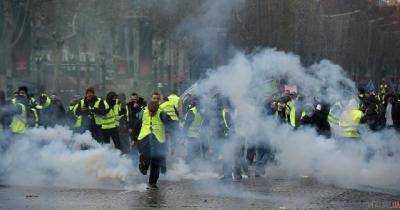 Полиция Франции применила слезоточивый газ против "желтых жилетов"