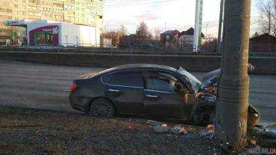 Водитель Mazda сбил женщину, пытался сбежать и влетел в бетонный столб