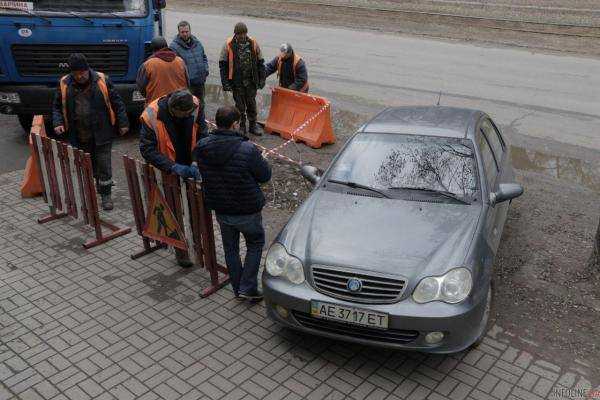 В центре Днепра Geely провалился в асфальт