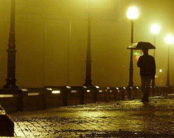 Мужчина, гулявший под зонтом, чудом спасся при ударе молнии