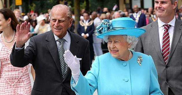 Троллит туристов: королева Британии показала американцам чисто английский юмор