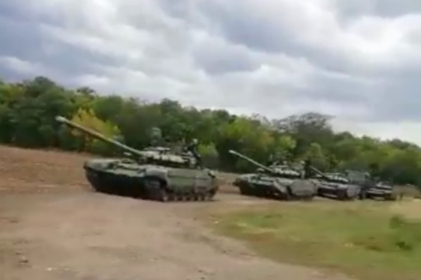 На границе с Украиной засекли колонну российских танков
