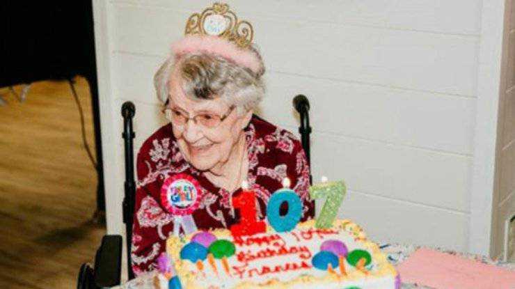 "Необычный секрет долголетия": 107-летняя женщина назвала вредную привычку
