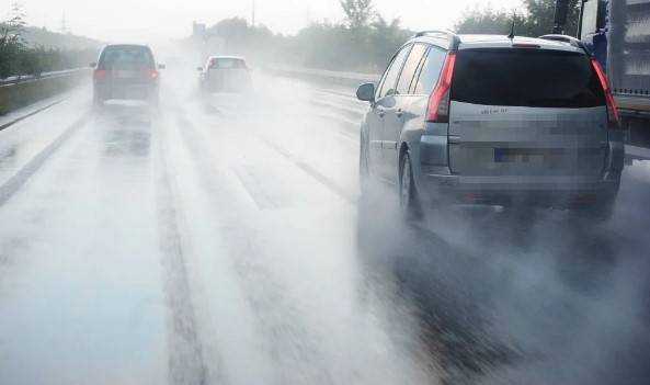 Одна из главных ошибок водителей при езде по мокрой дороге