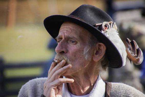 Можно ли бросать курить пожилым людям