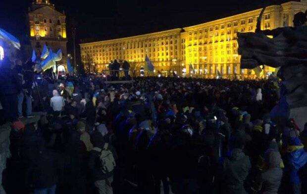 Тысячи украинцев снова подтягиваются на Майдан: что происходит в центре Киева