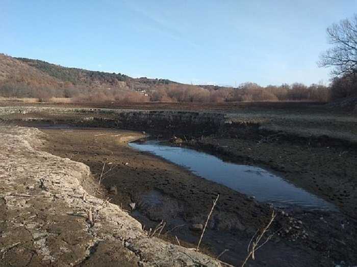 Крупнейшее водохранилище в Крыму обмелело до критической черты