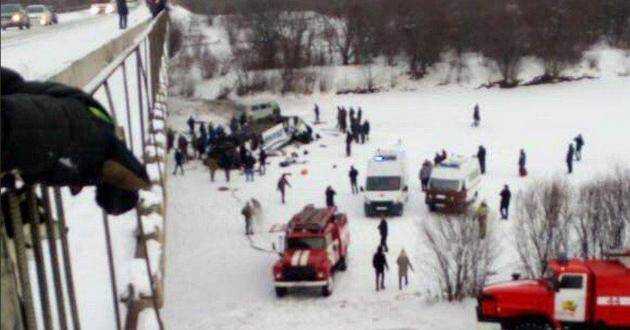 В России с моста  рухнул автобус с людьми: 19 жертв