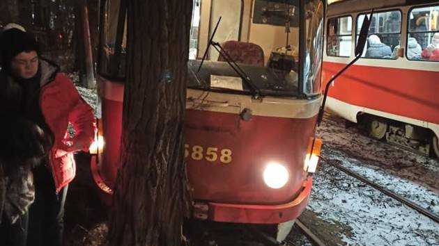 В Киеве трамвай врезался в дерево