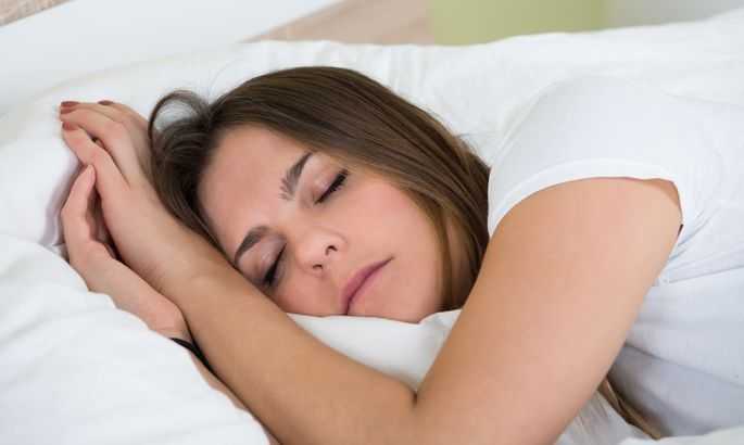 Почему женщины  любят спать с одеялом между ног