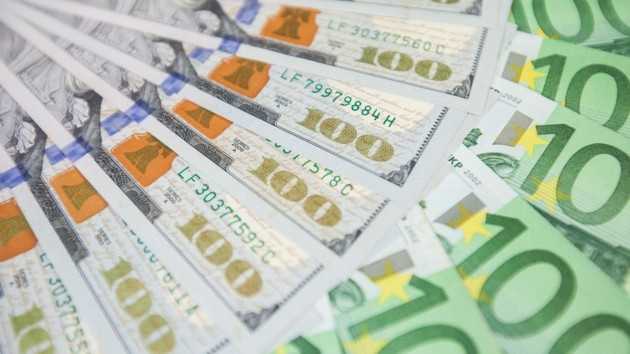Ответ почему доллар в Украине падает, а евро растет