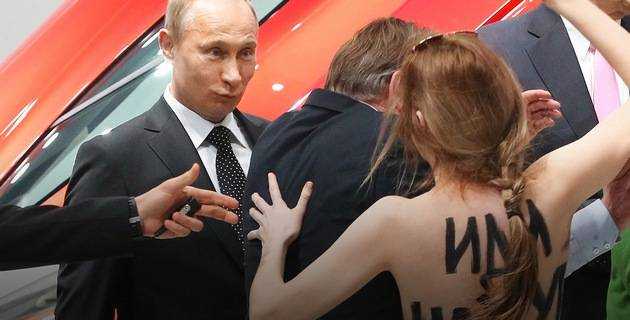 Femen нападала на всех по пути к Зеленскому и Путину
