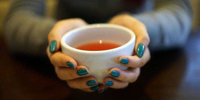 Почему при простуде не стоит пить горячий чай