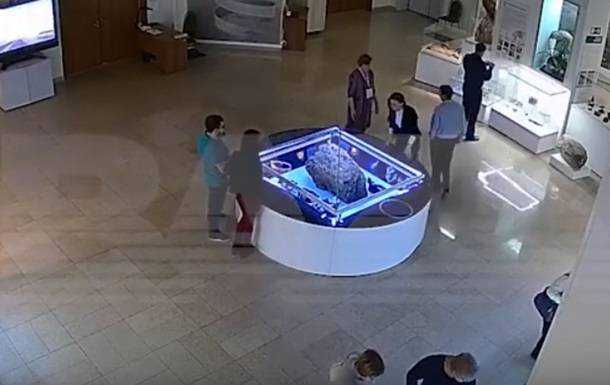 Челябинский метеорит не на шутку встревожил сотрудников музея.