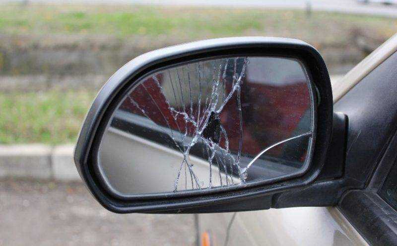Стукнулись зеркалами: кого признают виновным и что делать водителям