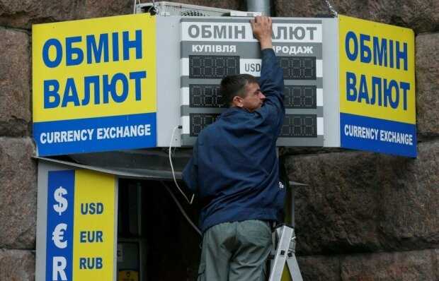 Дикое падение доллара: украинцев предупредили насчет нового курса