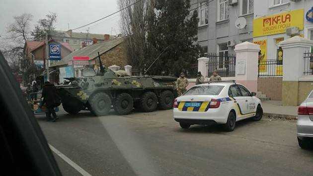 Выставлены блокпосты и перекрыты дороги: в Херсоне появились военные на БТР