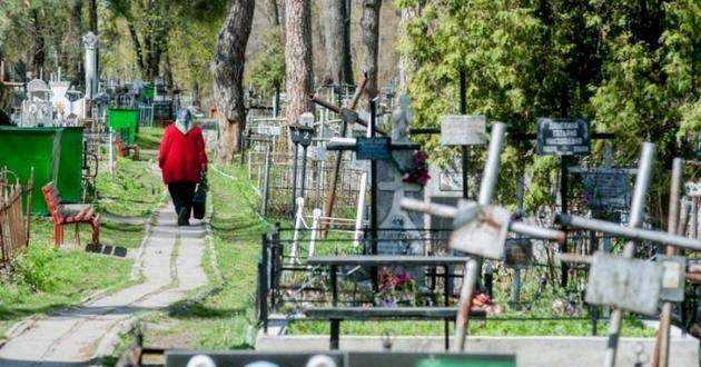 На Байковом кладбище среди могил нашли труп