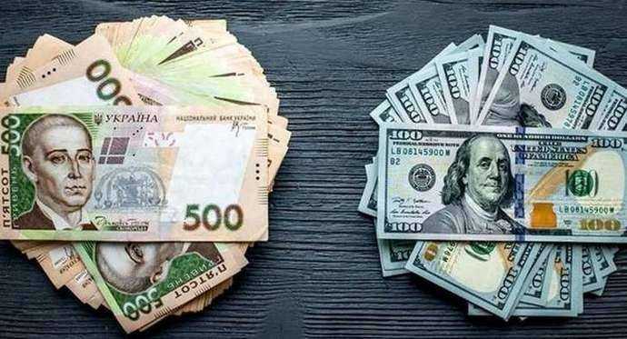 Доллар наносит новый удар: чего ждать украинцам в обменных пунктах