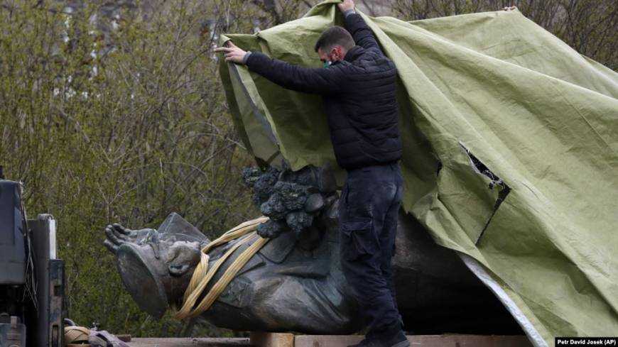 "У него не было маски": в Праге демонтировали памятник советскому маршалу