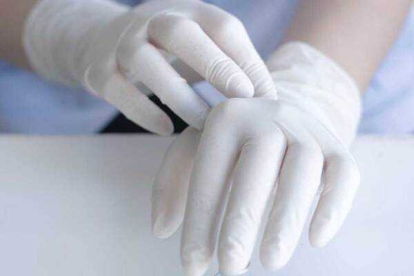 Перчатки против коронавируса: медики развенчали миф