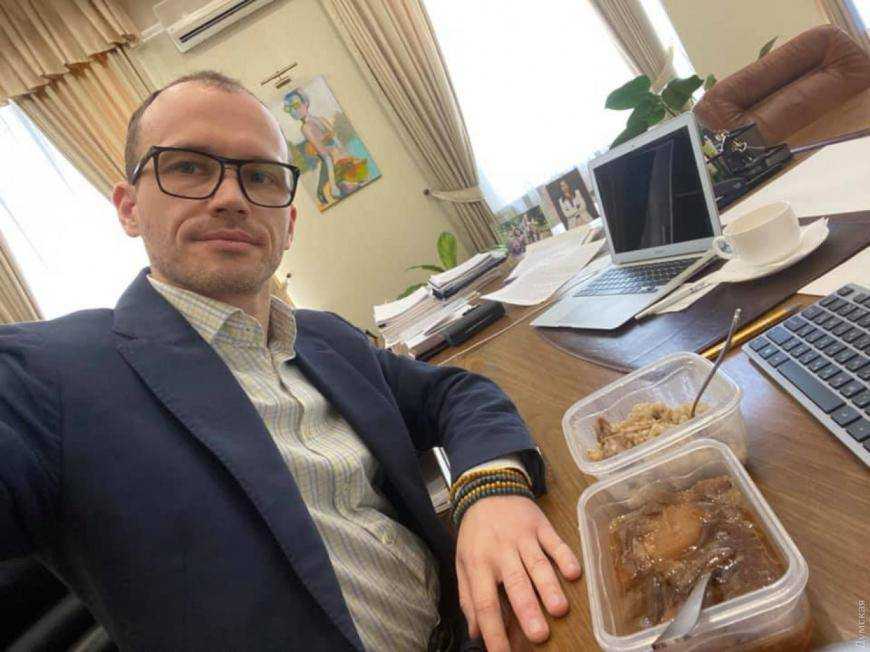 Министр Малюська "развлекался" в примерочной, а "жена не разрешает"