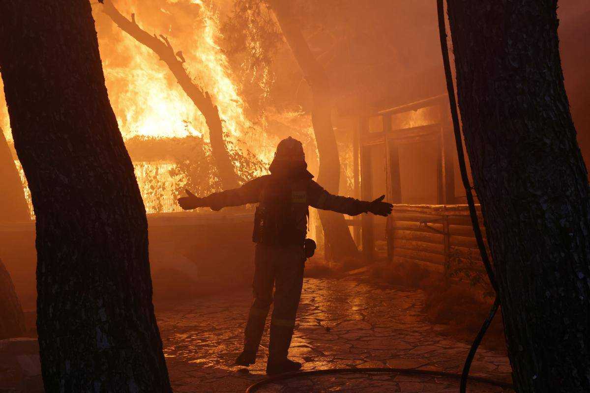 Лісові пожежі в Греції спалили десятки будинків, почалися перебої з транспортом