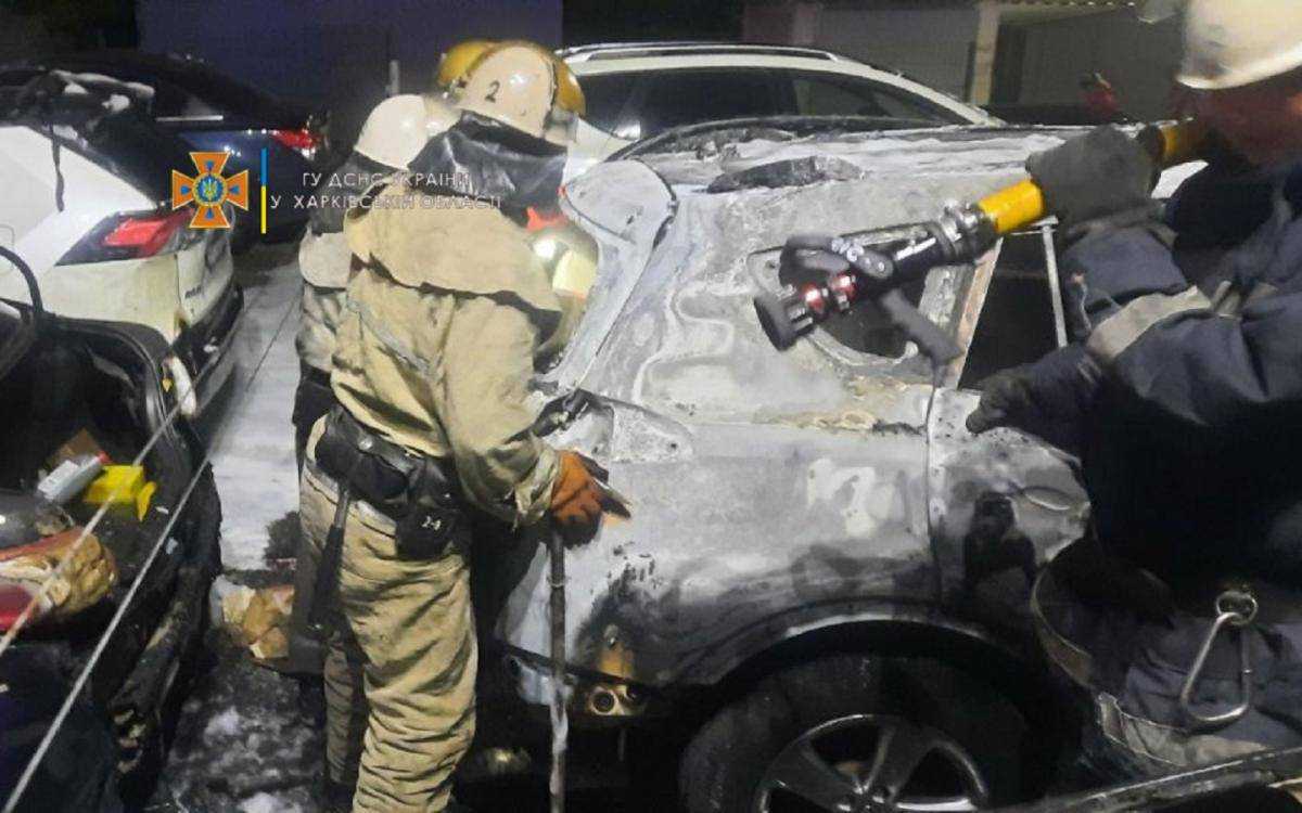 У Харкові вночі горіли шість автомобілів: зокрема авто начальника відділу поліції