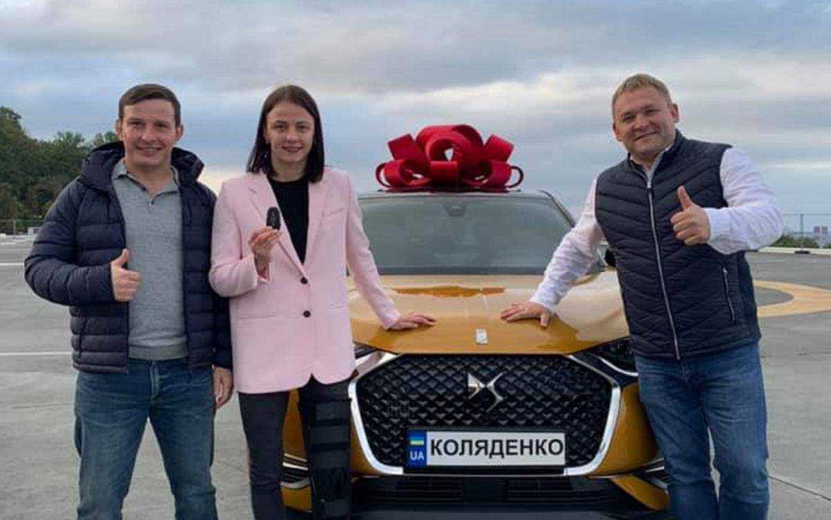 Олімпійська призерка, яка віддала тренеру подаровану квартиру, отримала авто