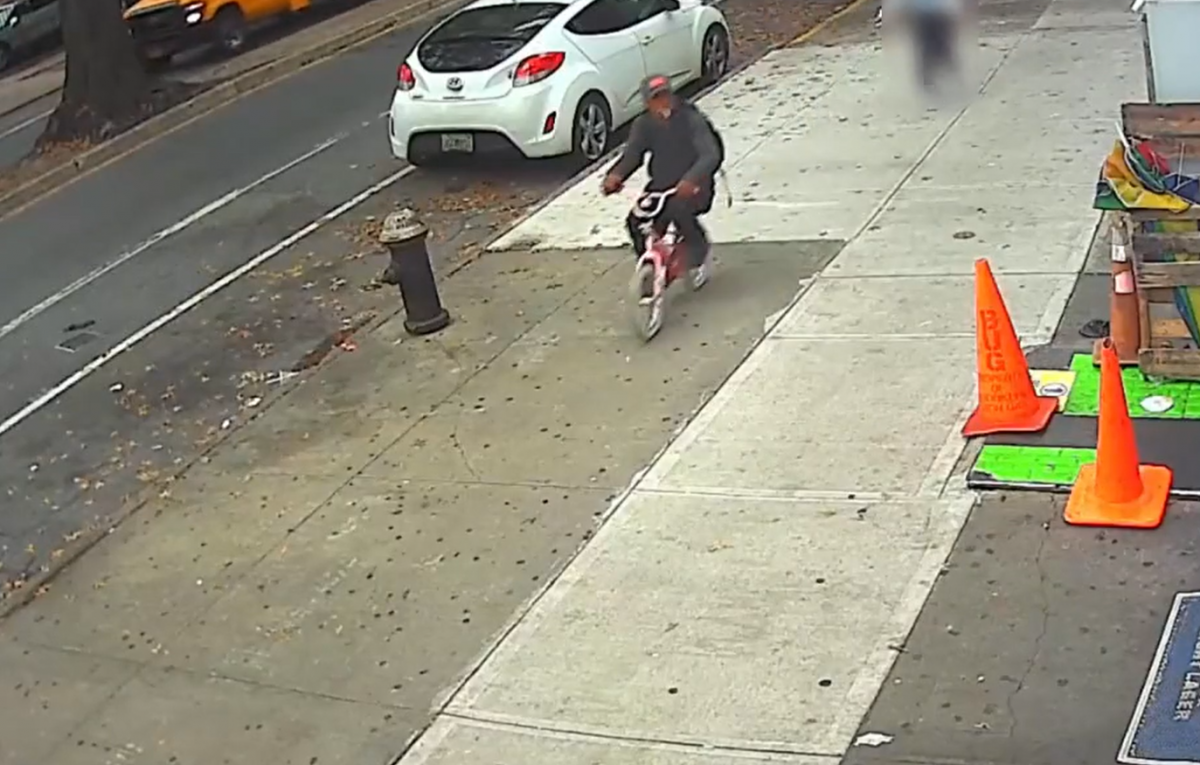 Злодій пограбував 10-річну дівчинку і втік на її рожевому дитячому велосипеді