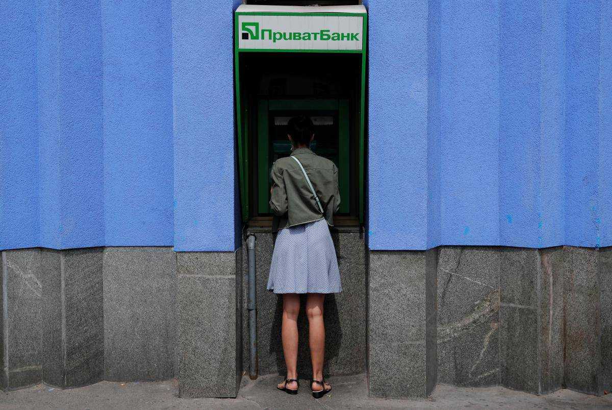 Клієнтка "Приватбанку" закрила картки, але через рік опинилась у боржниках: що каже банк