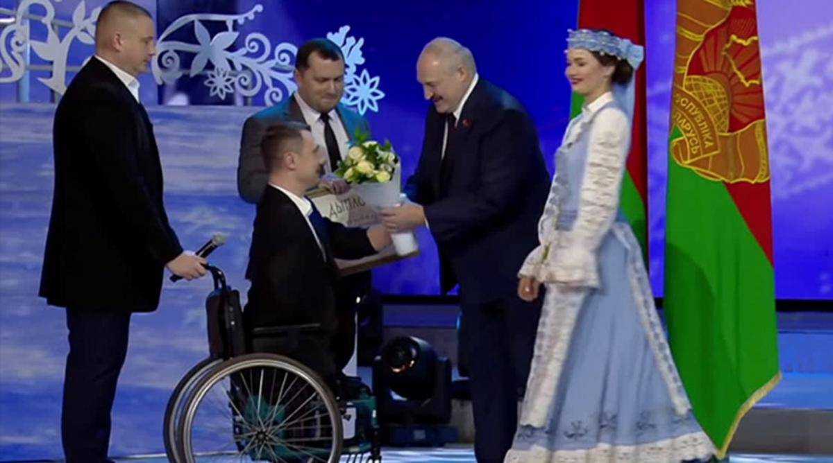 Осоромився просто на сцені: Лукашенко намагався дати букет квітів чоловіку без рук