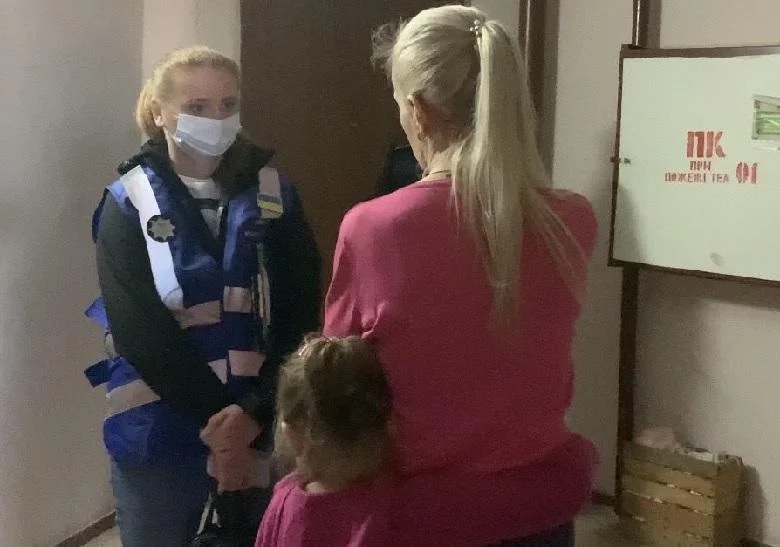 У Києві 5-річна дівчинка жила у квартирі з 10 собаками, яких не вигулювали