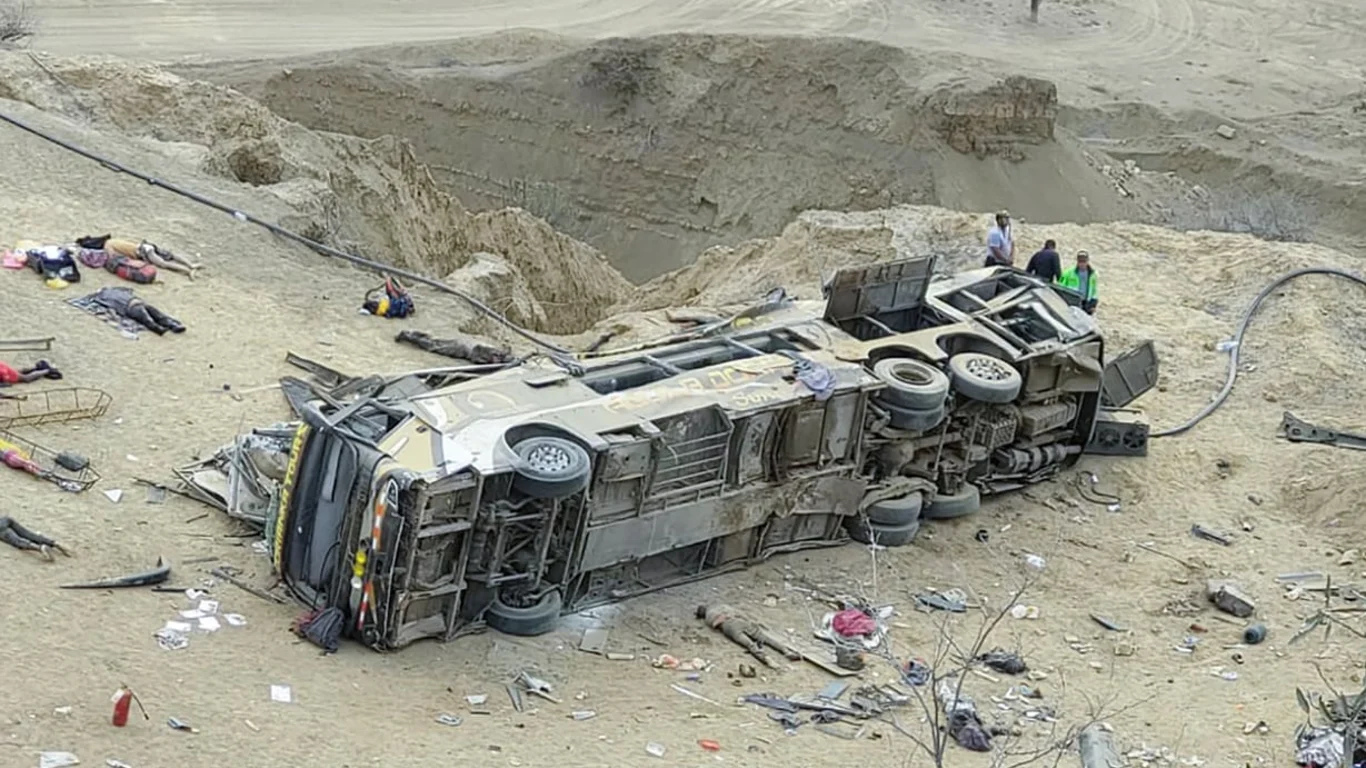 В Перу автобус сорвался со скалы: погибли по меньшей мере 24 человека