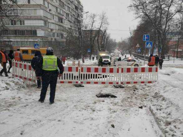 Черговий провал: у Києві через аварію на колекторі посеред дороги утворилась діра