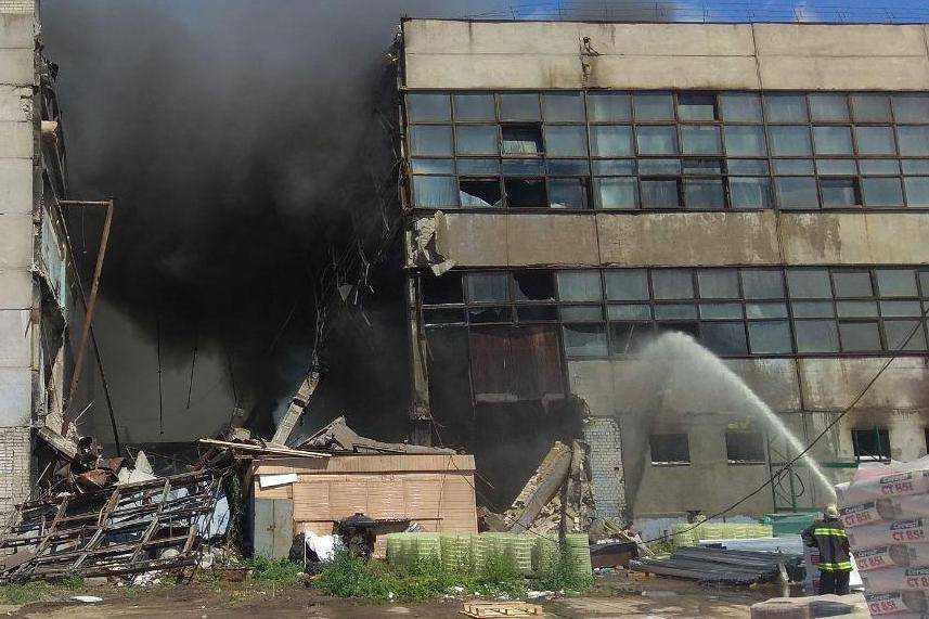 В Чернигове мощный взрыв сравнял с землей трехэтажный дом