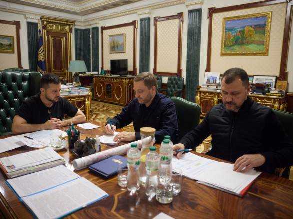 Обшуки у представників волонтерського руху: Зеленський зустрівся з главою МВС та главою Нацполіції