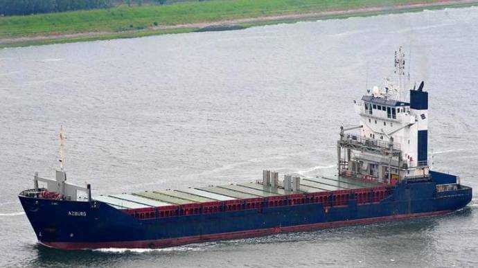 В порту Маріуполя тоне обстріляне росіянами цивільне судно