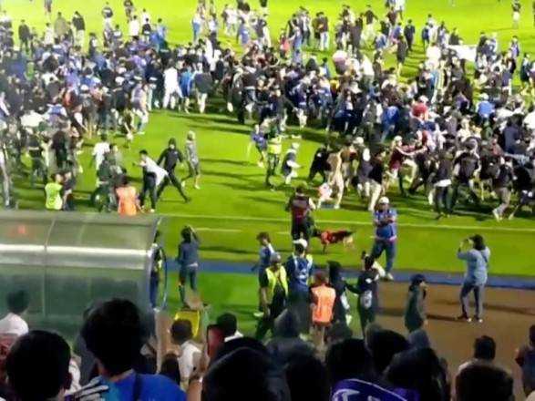 Смертельна тиснява: в Індонезії під час футбольного матчу зигинуло 174 людини