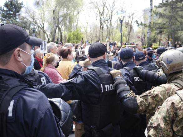 В Одесі між правоохоронцями та учасниками акції "Безсмертний полк" сталася сутичка: є затримані