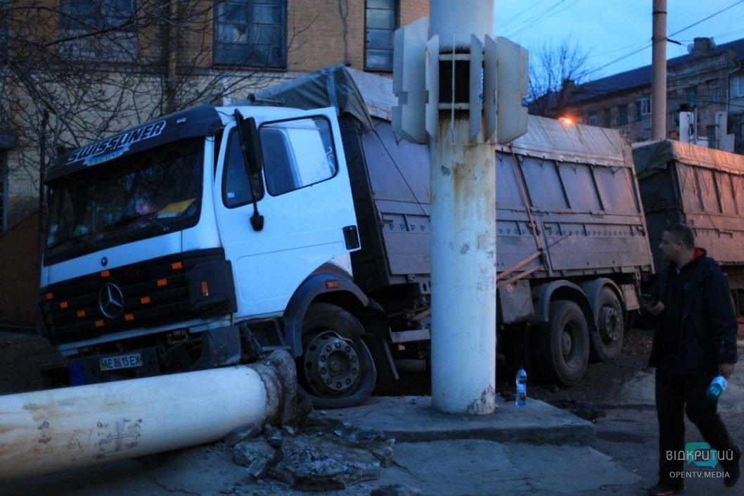 В Днепре возле ДК «Ильича» грузовик протаранил две иномарки: есть пострадавшие