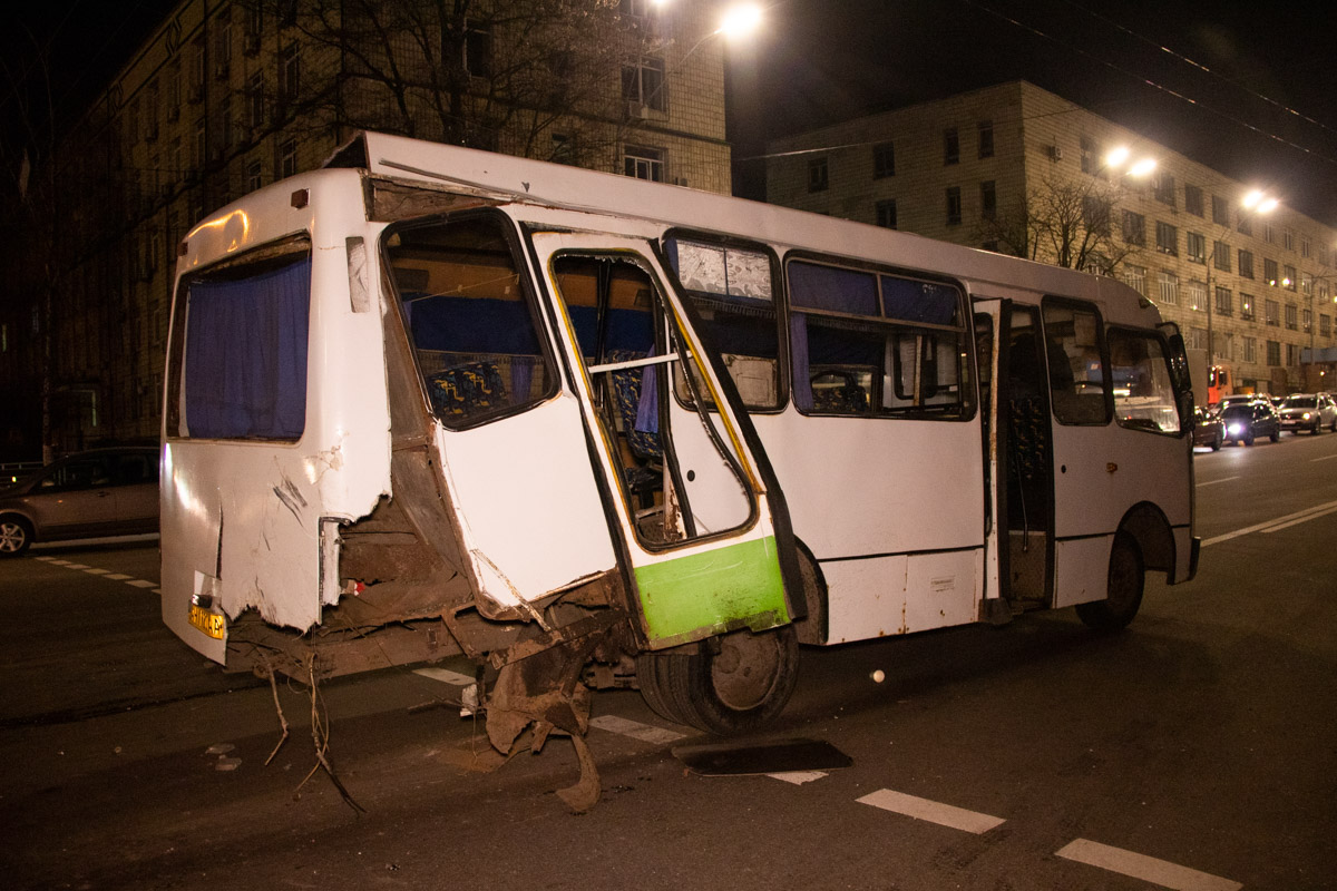 В Киеве серьезное ДТП: Chevrolet протаранил две машины и маршрутку