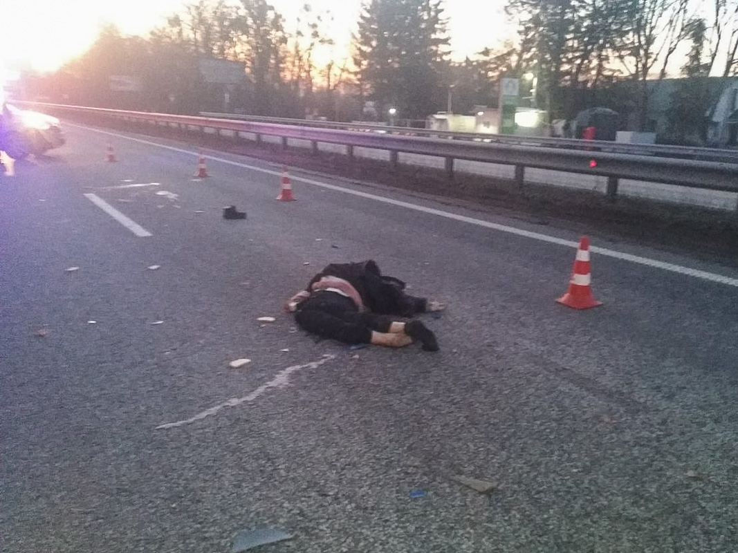 Вблизи Киева женщину сбил грузовик и переехала Mazda