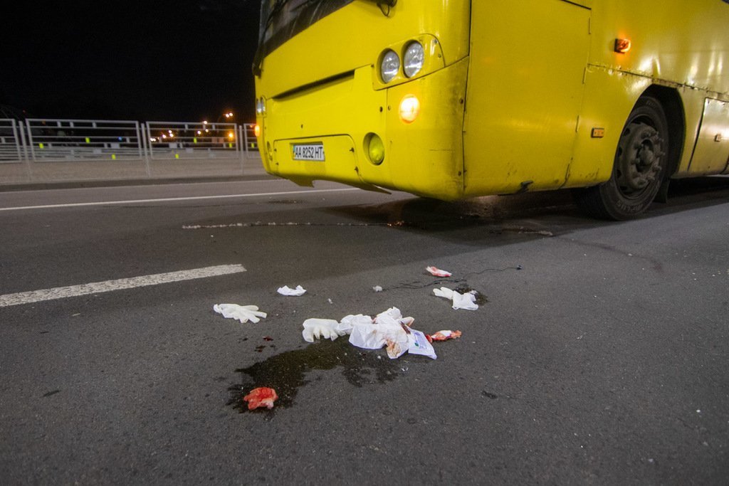В Киеве автобус проехал на красный и сбил трех сестер: новые фото и видео