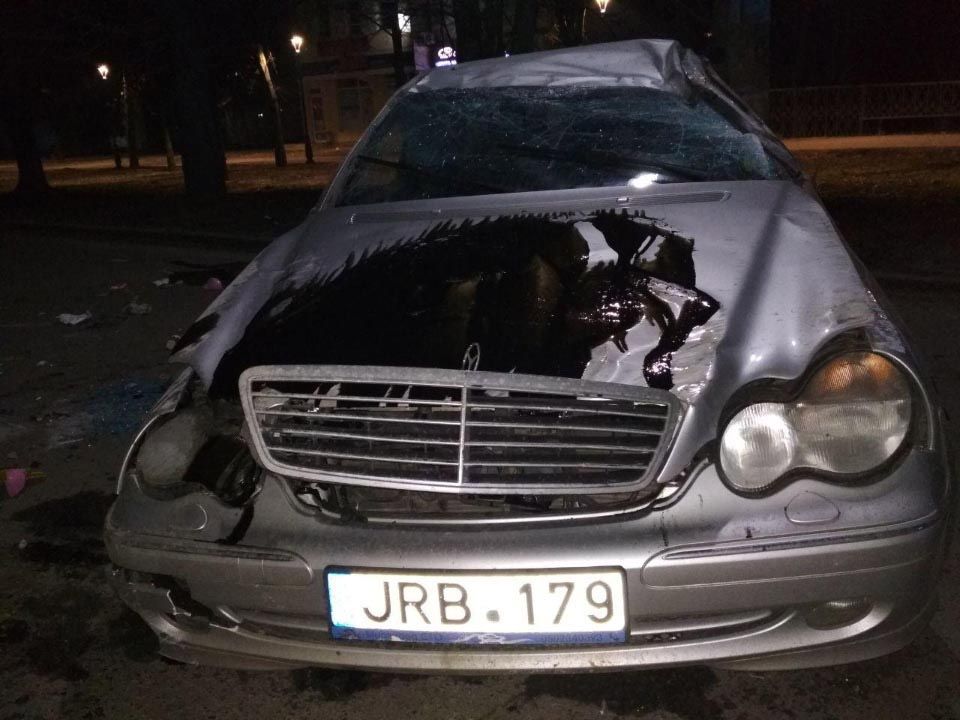 У центрі Миргорода перекинувся автомобіль Mercedes: водій був п’яний